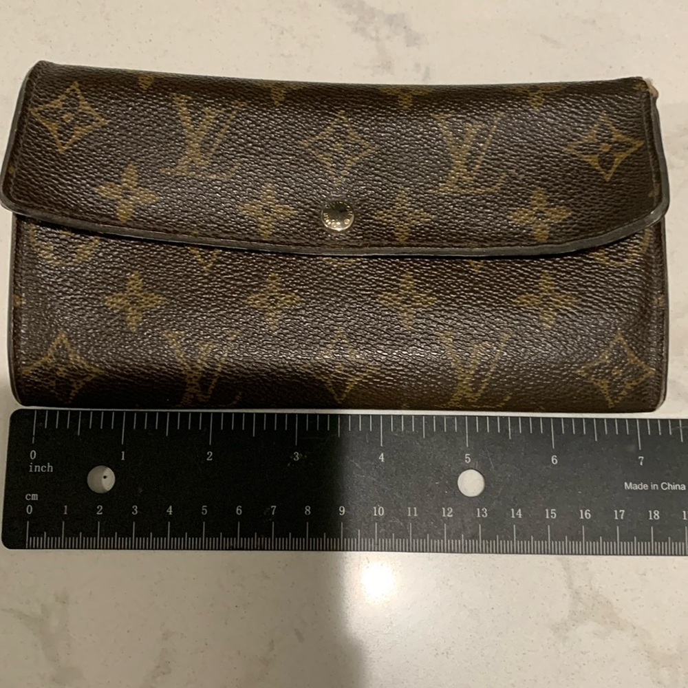 Authentic Louis Vuitton Sarah Wallet, comes with original box and dust cover